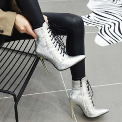 bottines talon effet croco argent mannequin