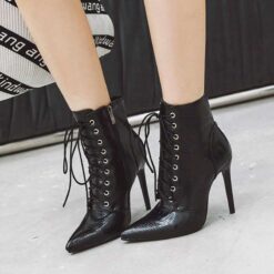 bottines à talon effet croco noir