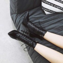 bottines à talon effet croco noir mannequin