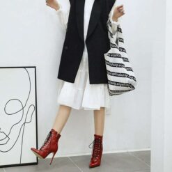 paire de bottines à talon effet croco rouge