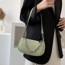 sac à main effet croco vert mannequin