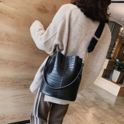 sac imitation croco couleur noir